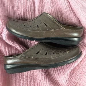 Array Emma dark taupe leather clogs